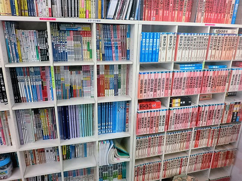 当塾所蔵の問題集・参考書・赤本は自由に閲覧できます